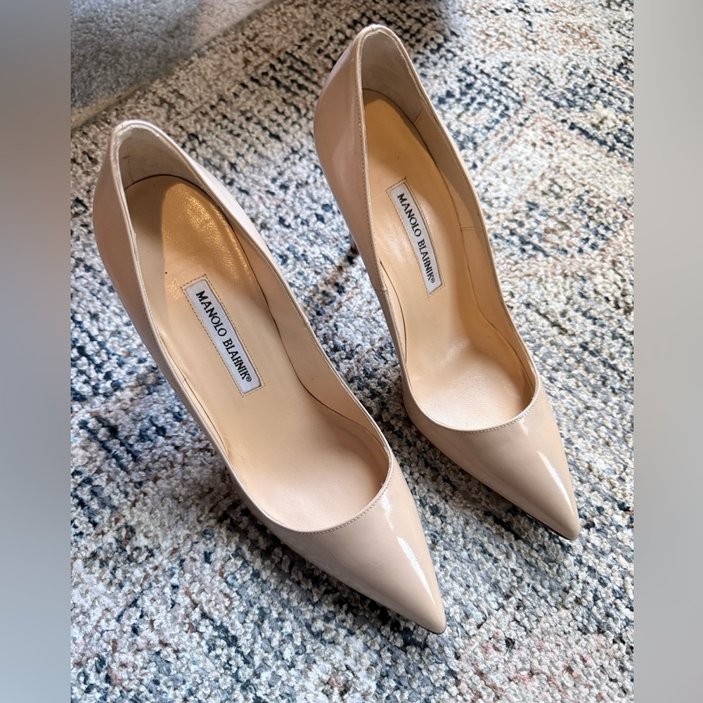 Manolo Blahnik Nude patent leather heels